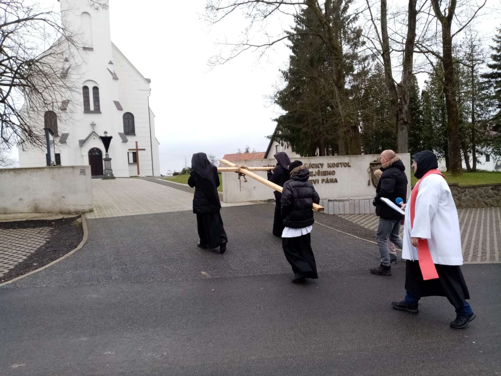 Krížová cesta po obci